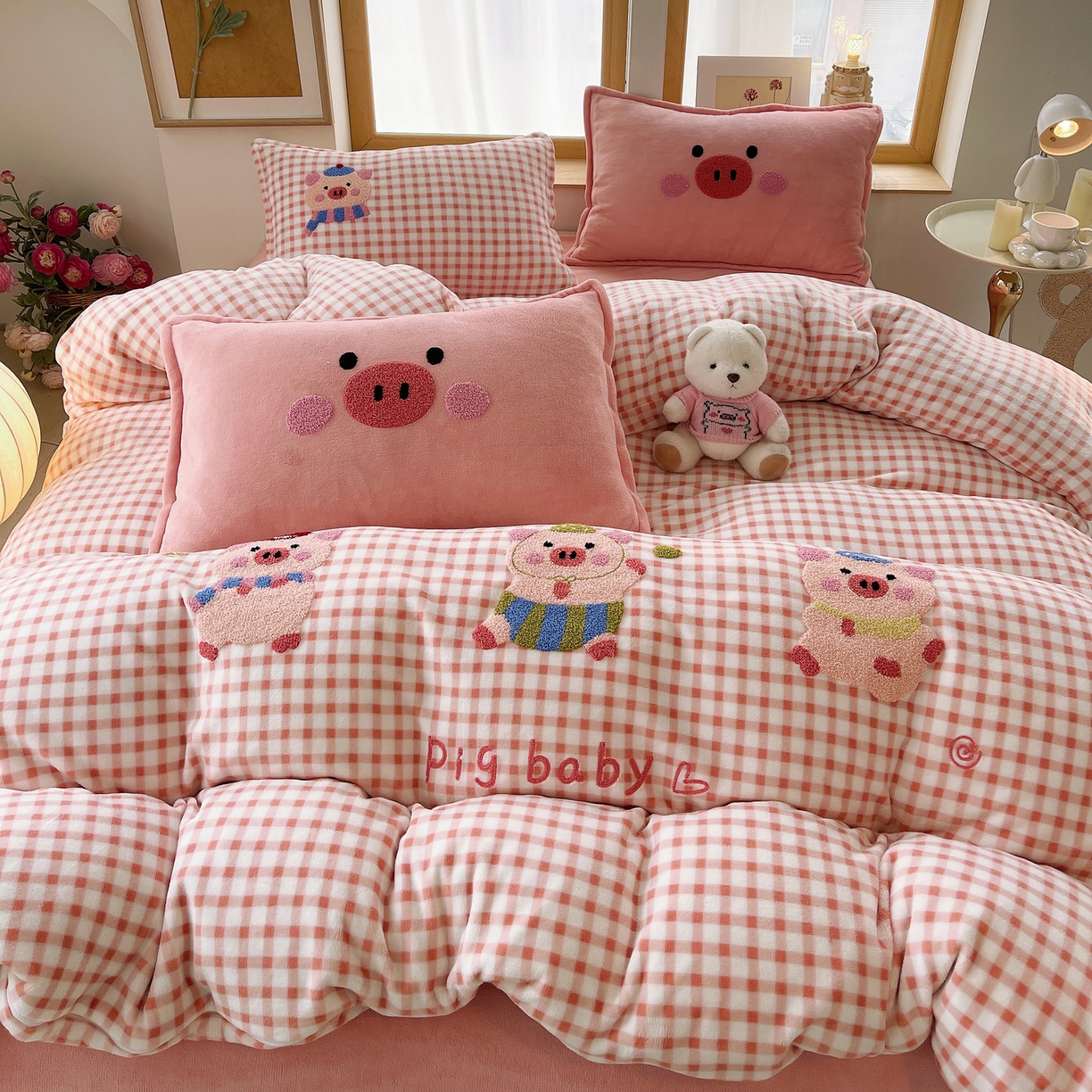 91家纺网 家纺一手货源 找家纺 炫拼家纺 2025新款高克重牛奶绒格子卡通毛巾绣加厚四件套-糖宝系列 糖宝-元气小猪