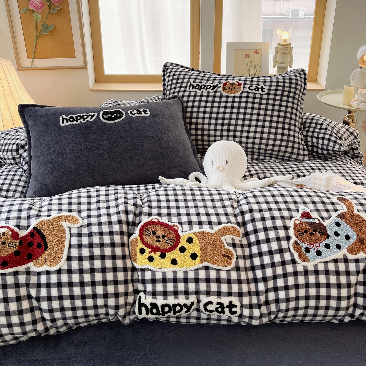 91家纺网 家纺一手货源 找家纺 炫拼家纺 2025新款高克重牛奶绒格子卡通毛巾绣加厚四件套-糖宝系列 糖宝-喵了个咪