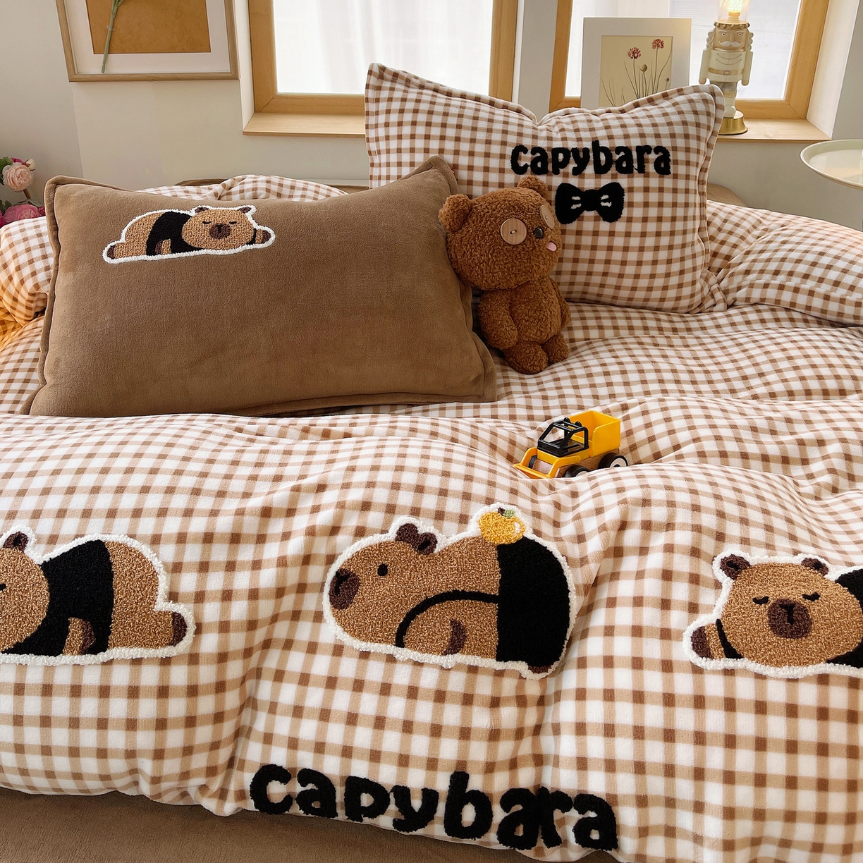 91家纺网 家纺一手货源 找家纺 炫拼家纺 2025新款高克重牛奶绒格子卡通毛巾绣加厚四件套-糖宝系列 糖宝-半勺清风