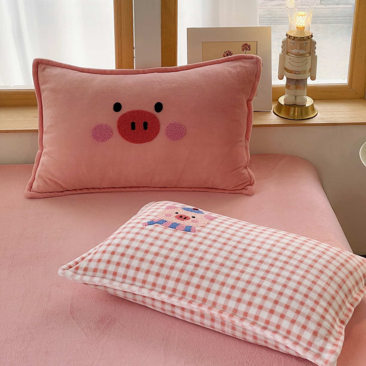 91家纺网 家纺一手货源 找家纺 炫拼家纺 2025新款高克重牛奶绒格子卡通毛巾绣加厚四件套-糖宝系列 糖宝-元气小猪