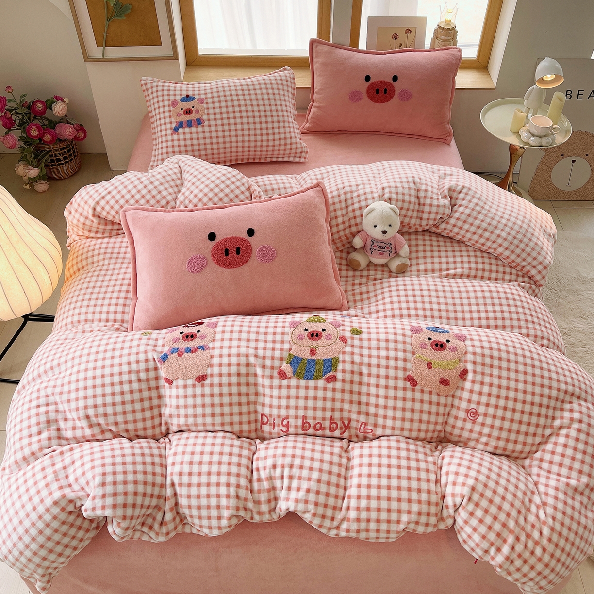 91家纺网 家纺一手货源 找家纺 炫拼家纺 2025新款高克重牛奶绒格子卡通毛巾绣加厚四件套-糖宝系列 糖宝-元气小猪