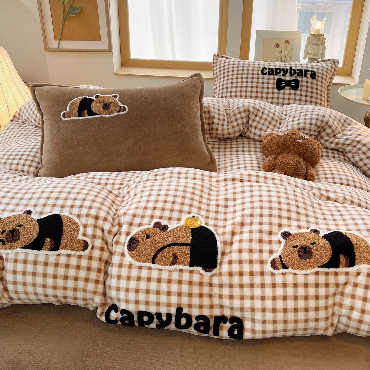 91家纺网 家纺一手货源 找家纺 炫拼家纺 2025新款高克重牛奶绒格子卡通毛巾绣加厚四件套-糖宝系列 糖宝-半勺清风