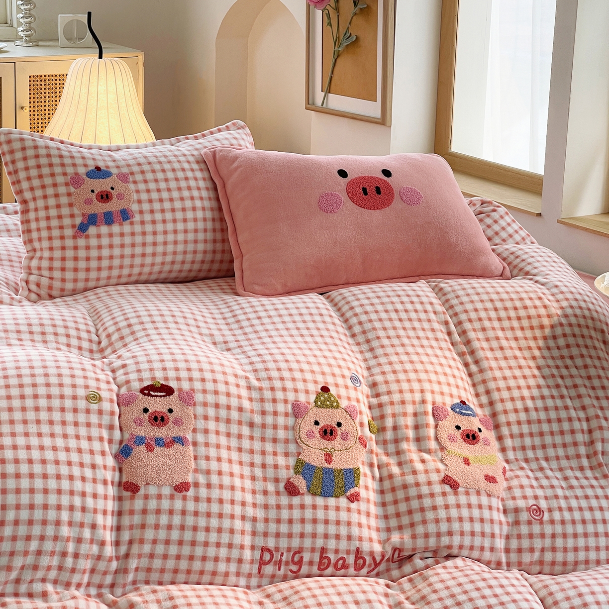 91家纺网 家纺一手货源 找家纺 炫拼家纺 2025新款高克重牛奶绒格子卡通毛巾绣加厚四件套-糖宝系列 糖宝-元气小猪