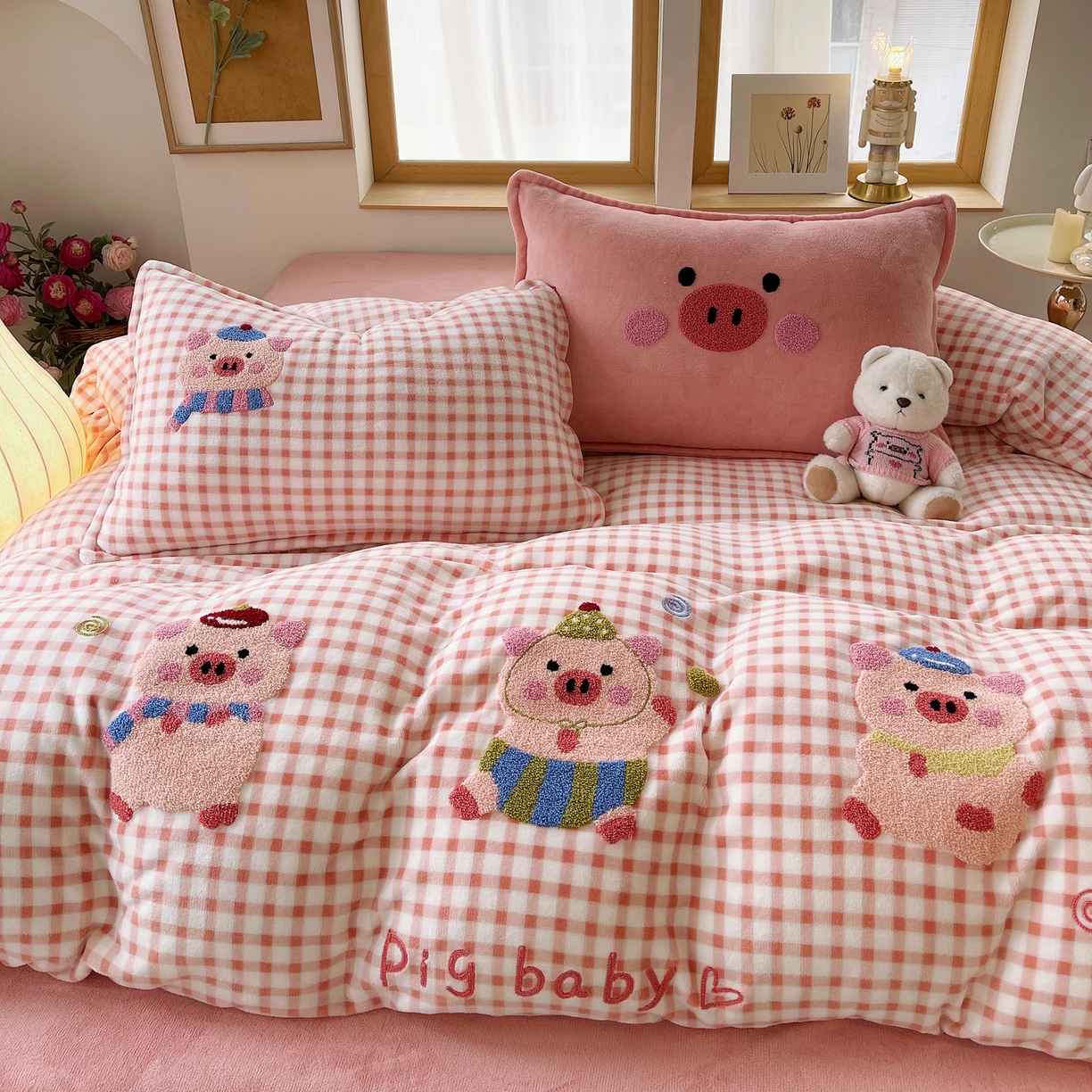 91家纺网 家纺一手货源 找家纺 炫拼家纺 2025新款高克重牛奶绒格子卡通毛巾绣加厚四件套-糖宝系列 糖宝-元气小猪