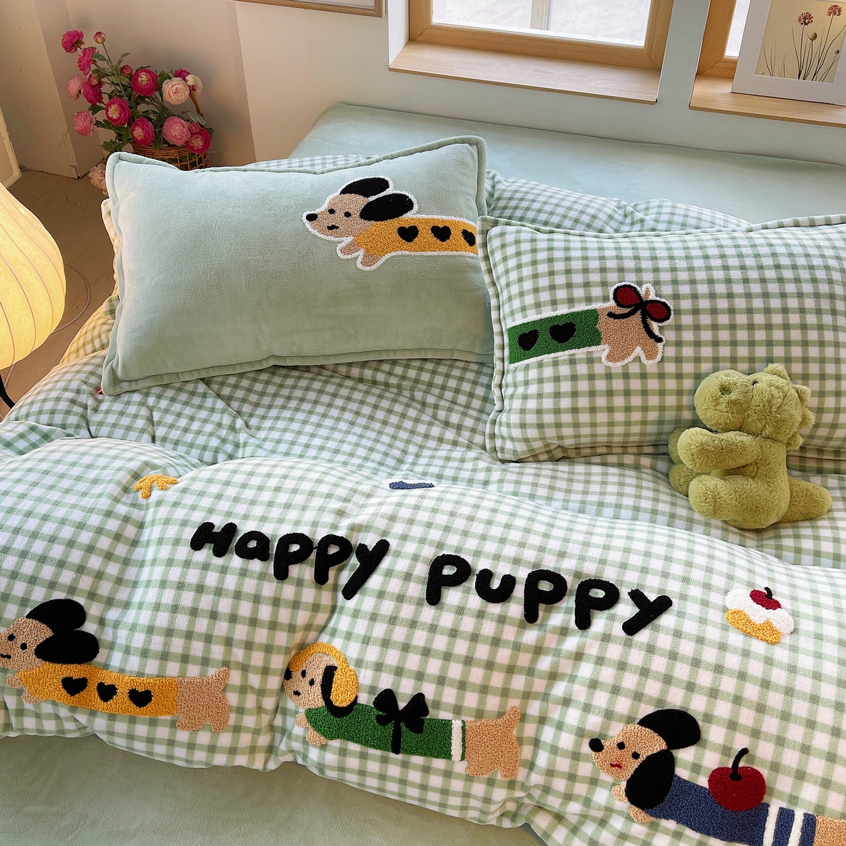 91家纺网 家纺一手货源 找家纺 （总）炫拼家纺 2025新款高克重牛奶绒格子卡通毛巾绣加厚四件套-糖宝系列