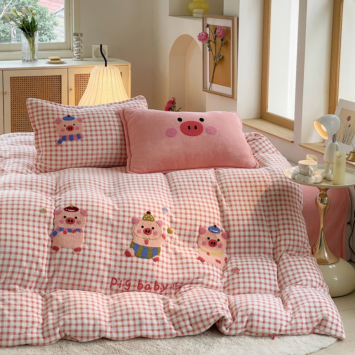 91家纺网 家纺一手货源 找家纺 炫拼家纺 2025新款高克重牛奶绒格子卡通毛巾绣加厚四件套-糖宝系列 糖宝-元气小猪