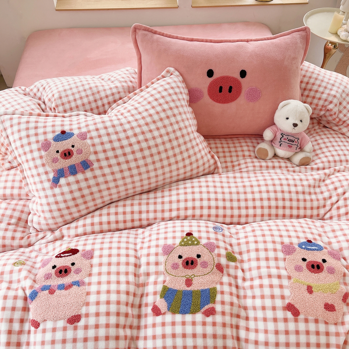 91家纺网 家纺一手货源 找家纺 炫拼家纺 2025新款高克重牛奶绒格子卡通毛巾绣加厚四件套-糖宝系列 糖宝-元气小猪