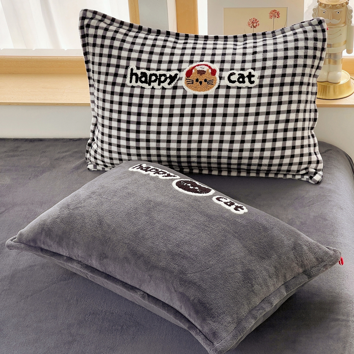 91家纺网 家纺一手货源 找家纺 炫拼家纺 2025新款高克重牛奶绒格子卡通毛巾绣加厚四件套-糖宝系列 糖宝-喵了个咪