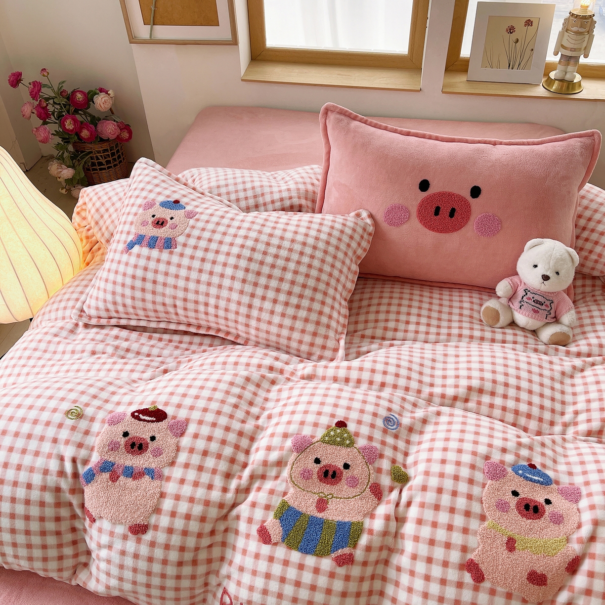 91家纺网 家纺一手货源 找家纺 炫拼家纺 2025新款高克重牛奶绒格子卡通毛巾绣加厚四件套-糖宝系列 糖宝-元气小猪