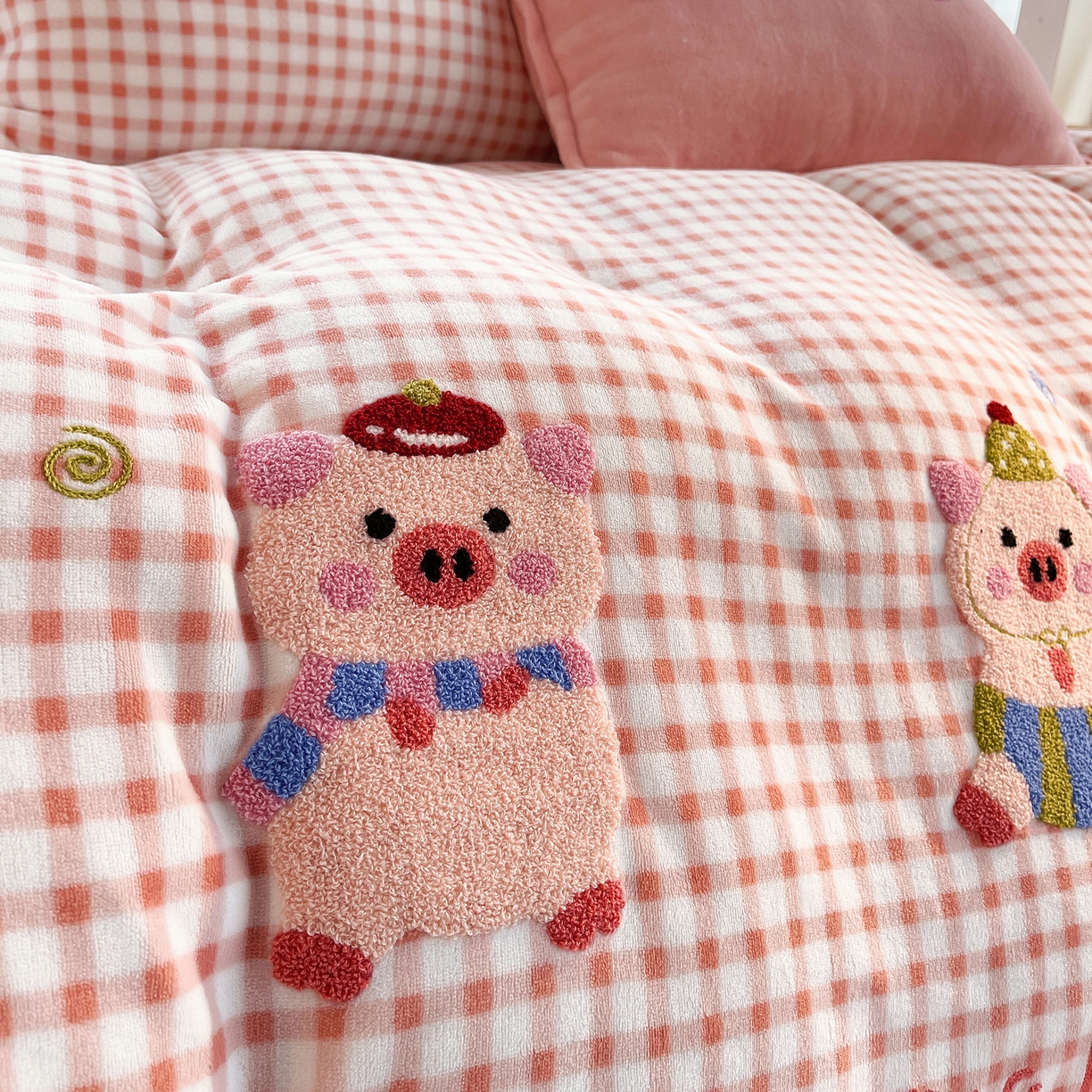 91家纺网 家纺一手货源 找家纺 炫拼家纺 2025新款高克重牛奶绒格子卡通毛巾绣加厚四件套-糖宝系列 糖宝-元气小猪