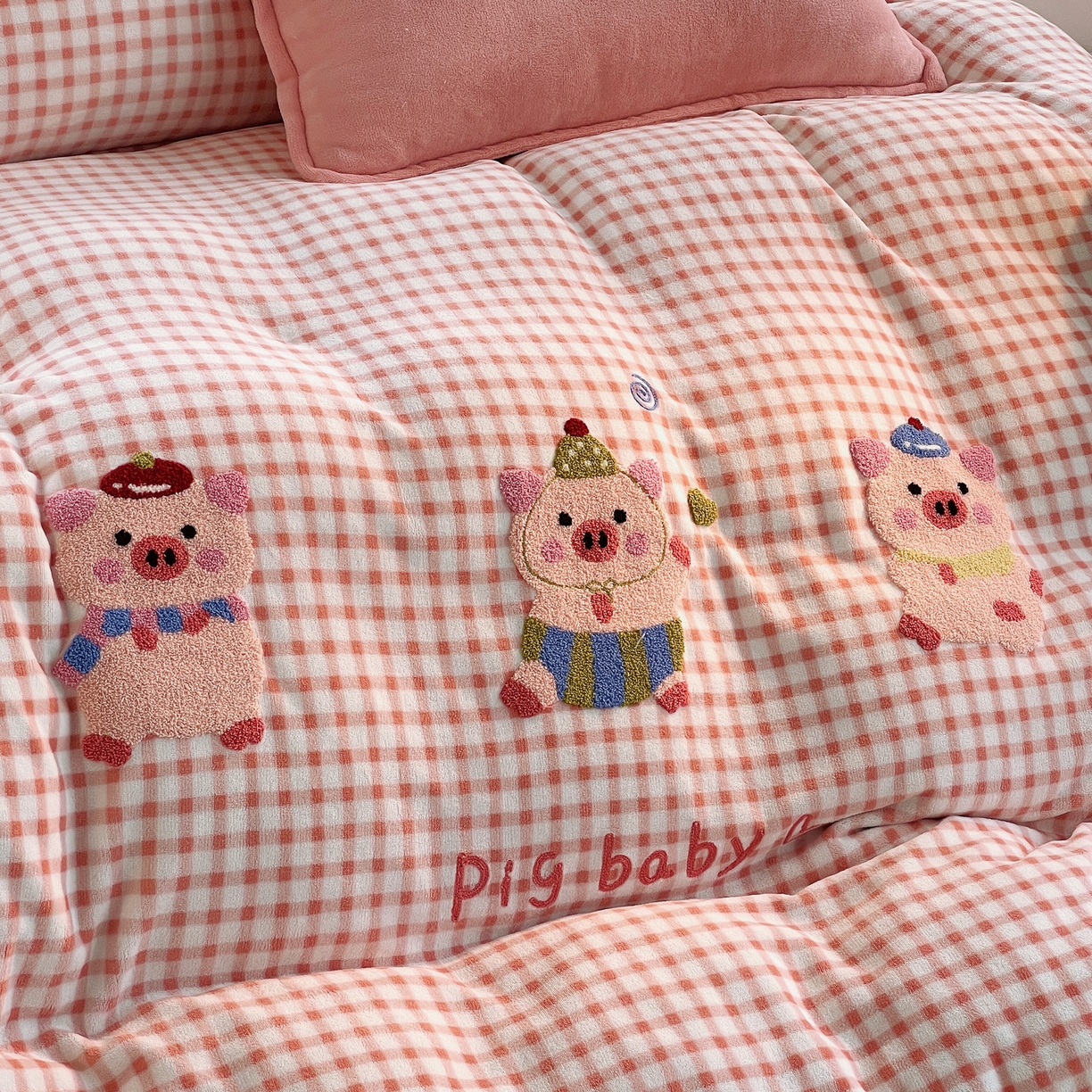 91家纺网 家纺一手货源 找家纺 炫拼家纺 2025新款高克重牛奶绒格子卡通毛巾绣加厚四件套-糖宝系列 糖宝-元气小猪
