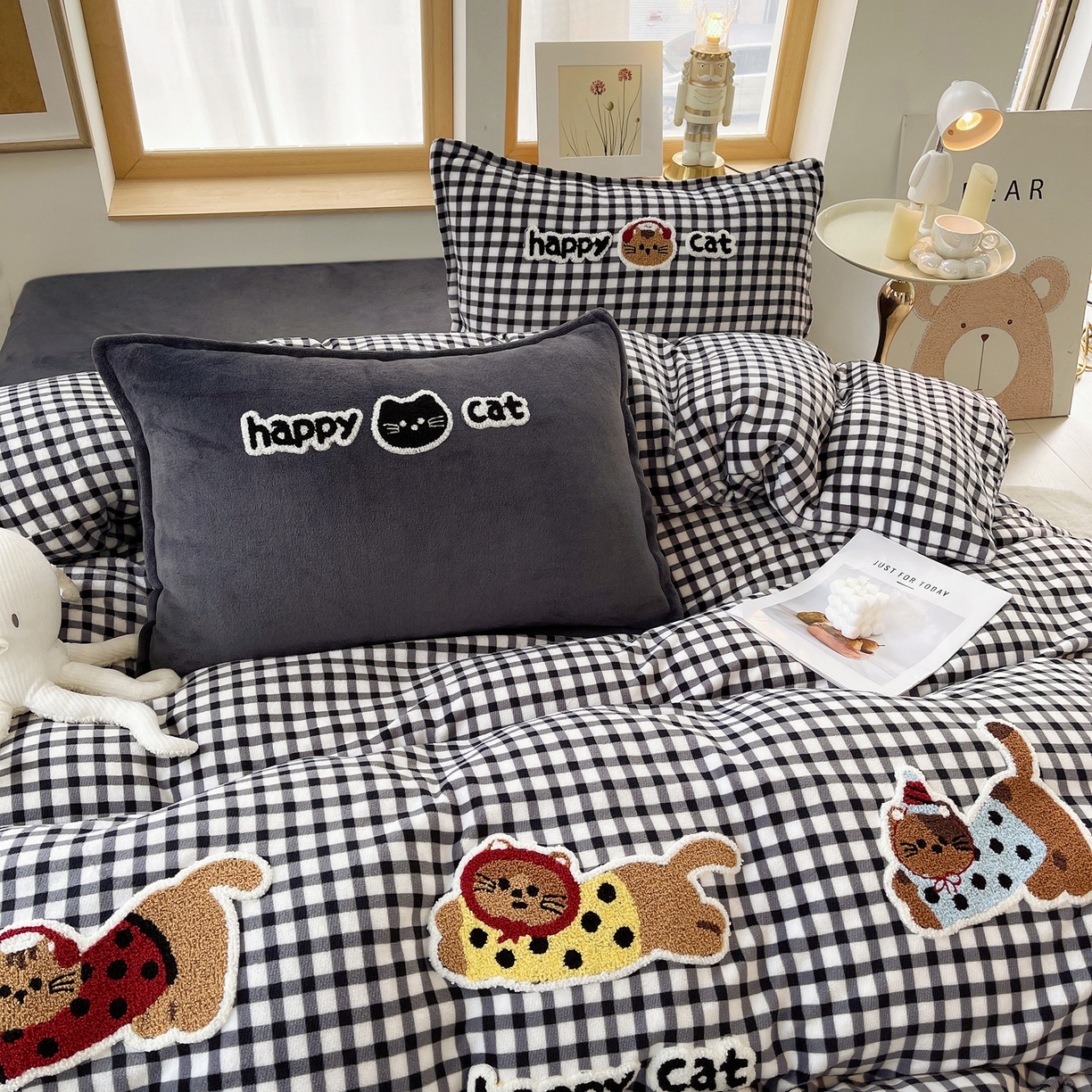 91家纺网 家纺一手货源 找家纺 炫拼家纺 2025新款高克重牛奶绒格子卡通毛巾绣加厚四件套-糖宝系列 糖宝-喵了个咪