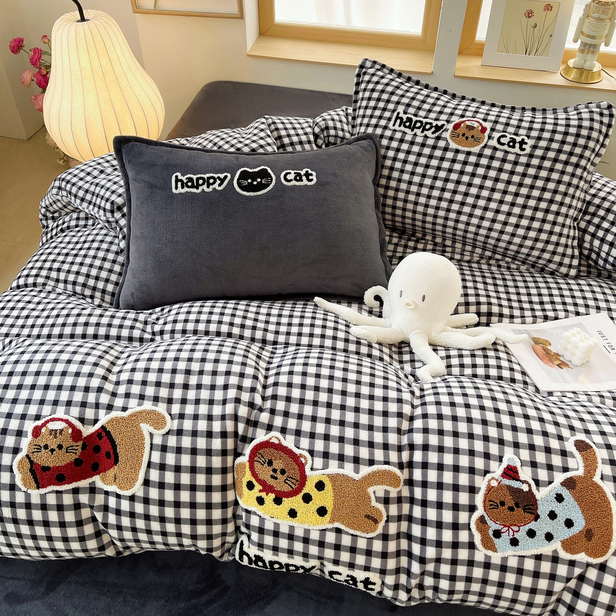 91家纺网 家纺一手货源 找家纺 炫拼家纺 2025新款高克重牛奶绒格子卡通毛巾绣加厚四件套-糖宝系列 糖宝-喵了个咪