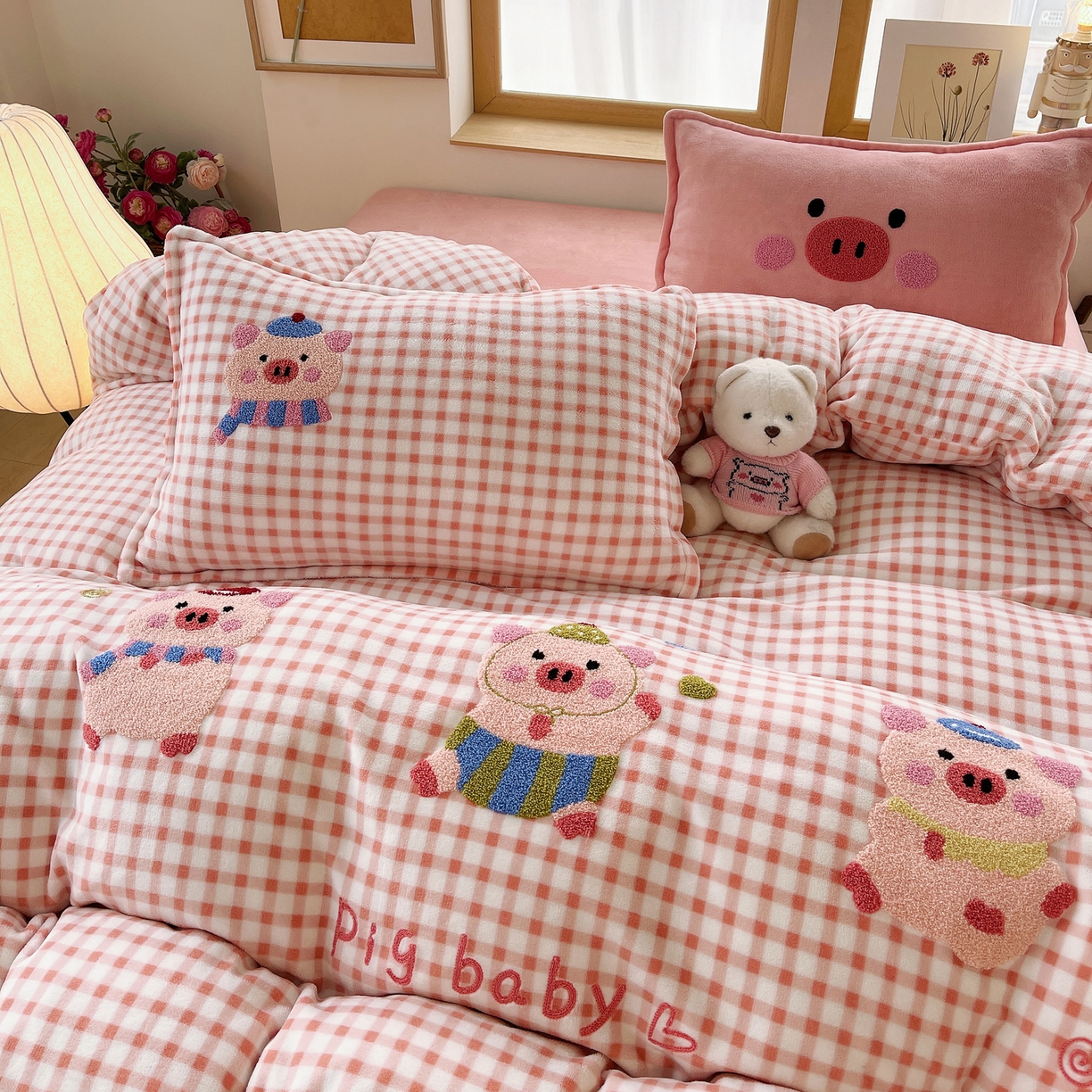 91家纺网 家纺一手货源 找家纺 炫拼家纺 2025新款高克重牛奶绒格子卡通毛巾绣加厚四件套-糖宝系列 糖宝-元气小猪