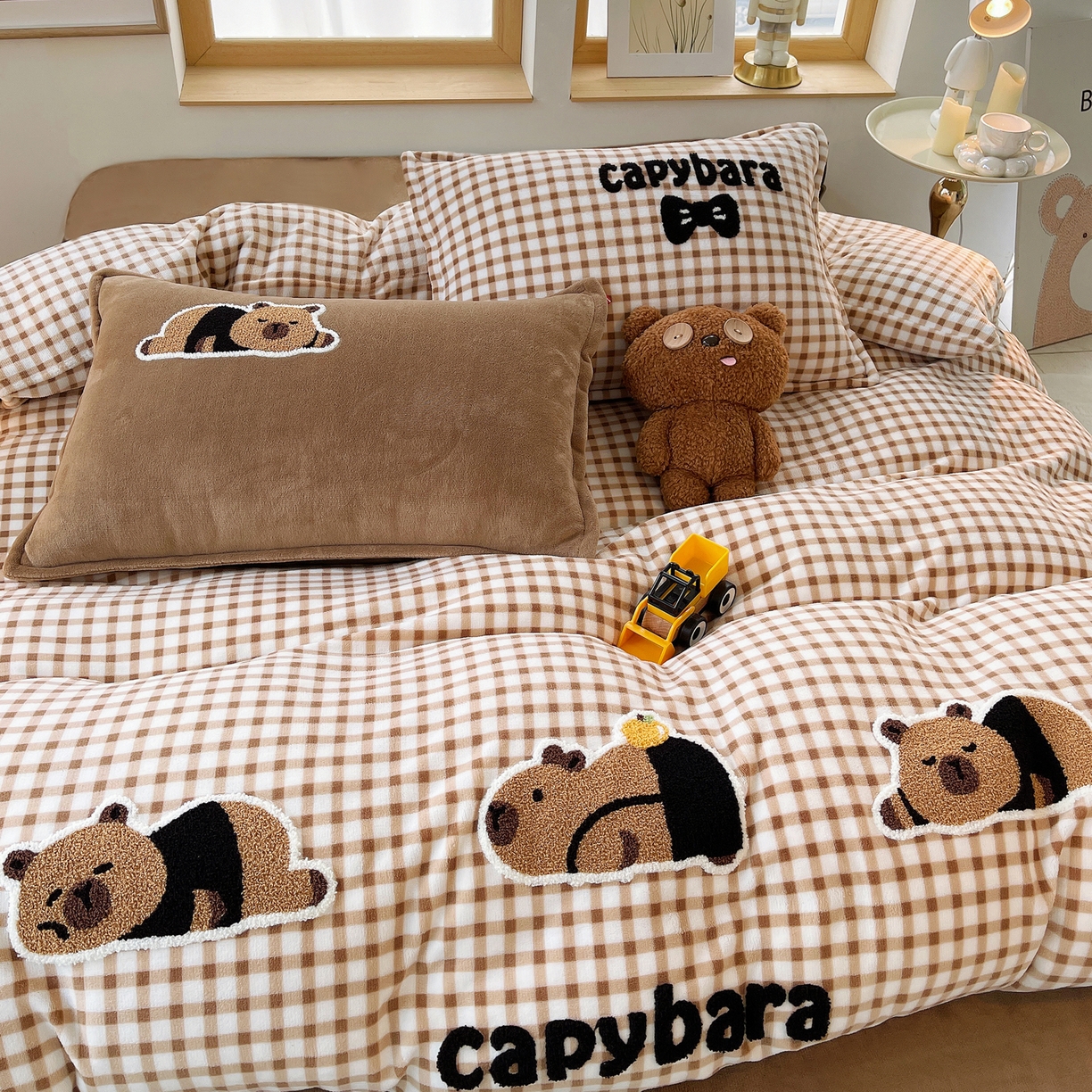 91家纺网 家纺一手货源 找家纺 （总）炫拼家纺 2025新款高克重牛奶绒格子卡通毛巾绣加厚四件套-糖宝系列