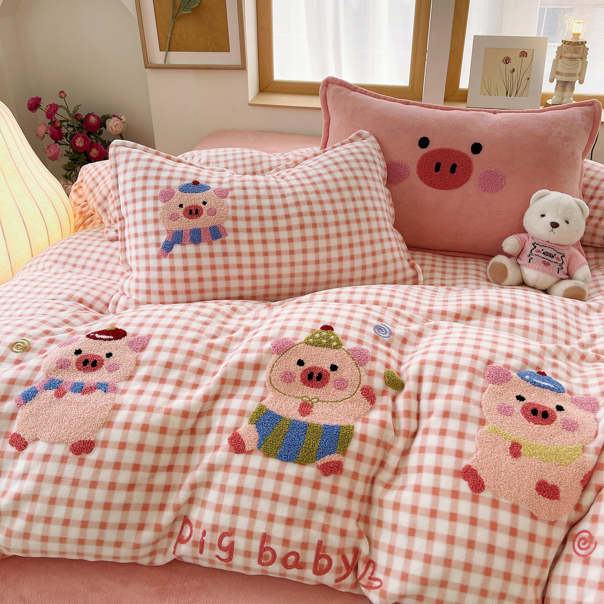 91家纺网 家纺一手货源 找家纺 炫拼家纺 2025新款高克重牛奶绒格子卡通毛巾绣加厚四件套-糖宝系列 糖宝-元气小猪