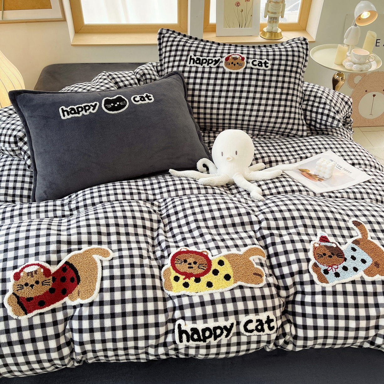 91家纺网 家纺一手货源 找家纺 炫拼家纺 2025新款高克重牛奶绒格子卡通毛巾绣加厚四件套-糖宝系列 糖宝-喵了个咪