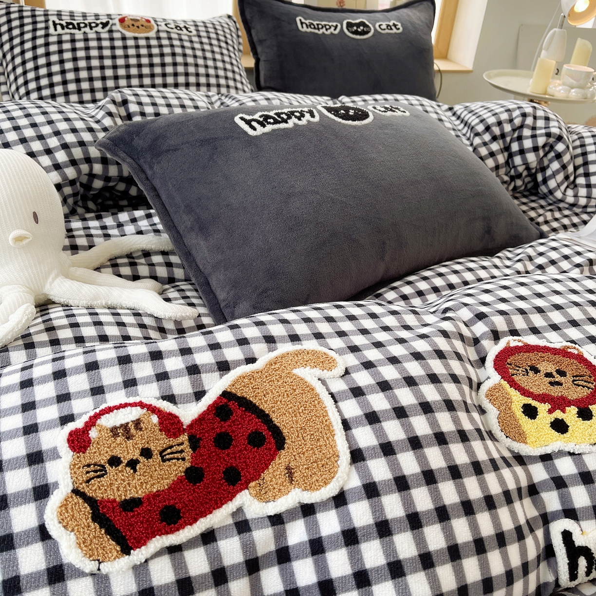 91家纺网 家纺一手货源 找家纺 炫拼家纺 2025新款高克重牛奶绒格子卡通毛巾绣加厚四件套-糖宝系列 糖宝-喵了个咪