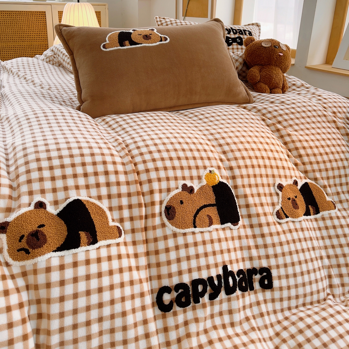 91家纺网 家纺一手货源 找家纺 炫拼家纺 2025新款高克重牛奶绒格子卡通毛巾绣加厚四件套-糖宝系列 糖宝-半勺清风