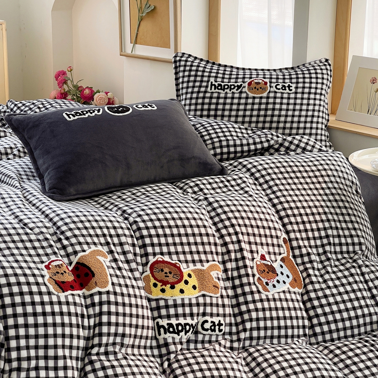 91家纺网 家纺一手货源 找家纺 炫拼家纺 2025新款高克重牛奶绒格子卡通毛巾绣加厚四件套-糖宝系列 糖宝-喵了个咪