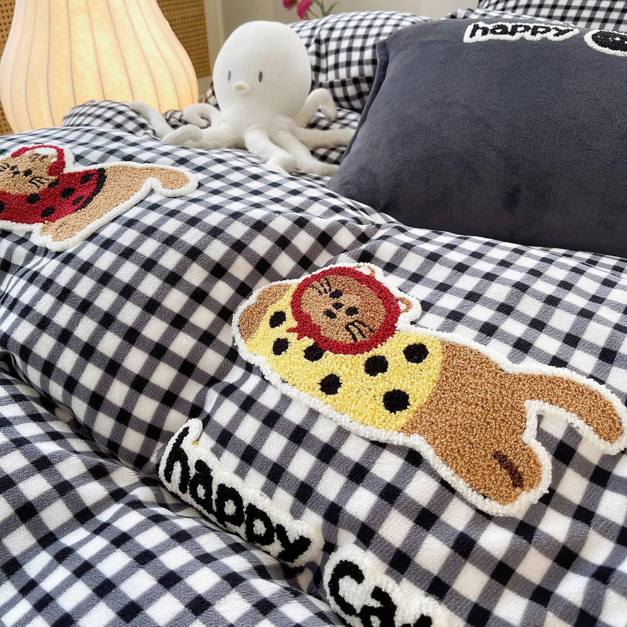 91家纺网 家纺一手货源 找家纺 炫拼家纺 2025新款高克重牛奶绒格子卡通毛巾绣加厚四件套-糖宝系列 糖宝-喵了个咪