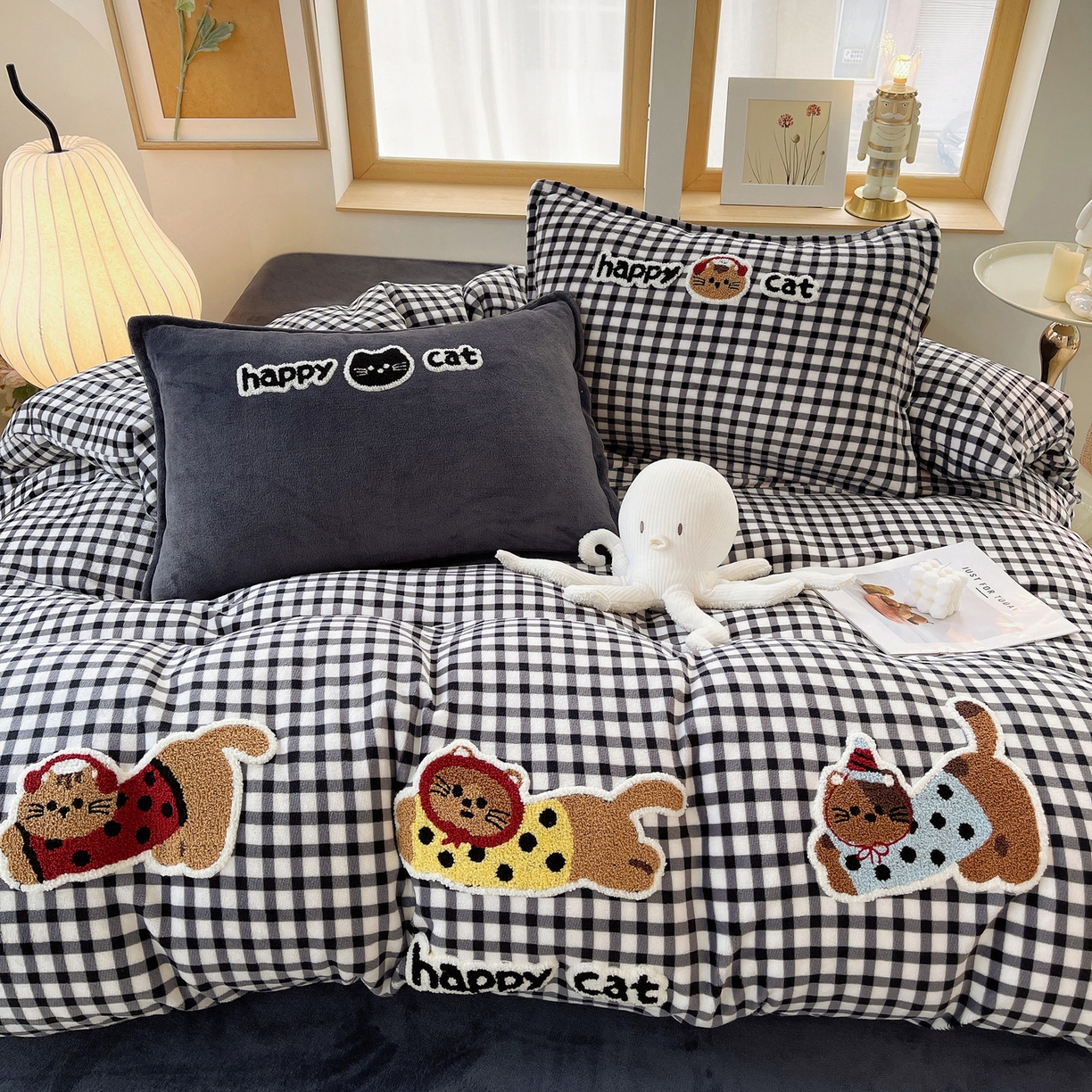 91家纺网 家纺一手货源 找家纺 炫拼家纺 2025新款高克重牛奶绒格子卡通毛巾绣加厚四件套-糖宝系列 糖宝-喵了个咪