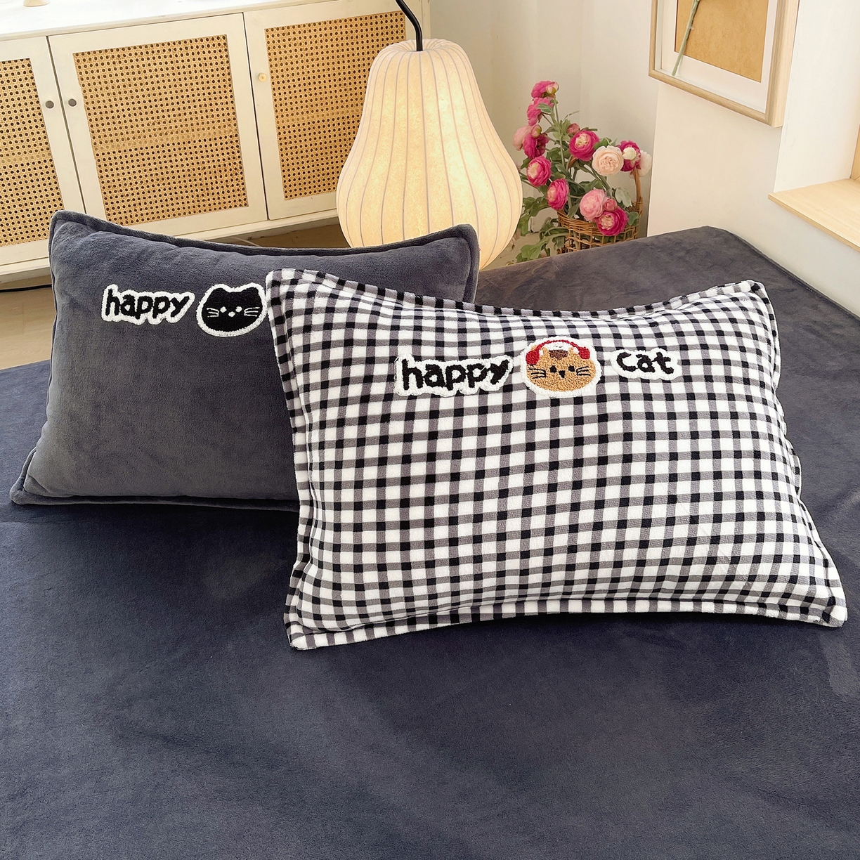 91家纺网 家纺一手货源 找家纺 炫拼家纺 2025新款高克重牛奶绒格子卡通毛巾绣加厚四件套-糖宝系列 糖宝-喵了个咪