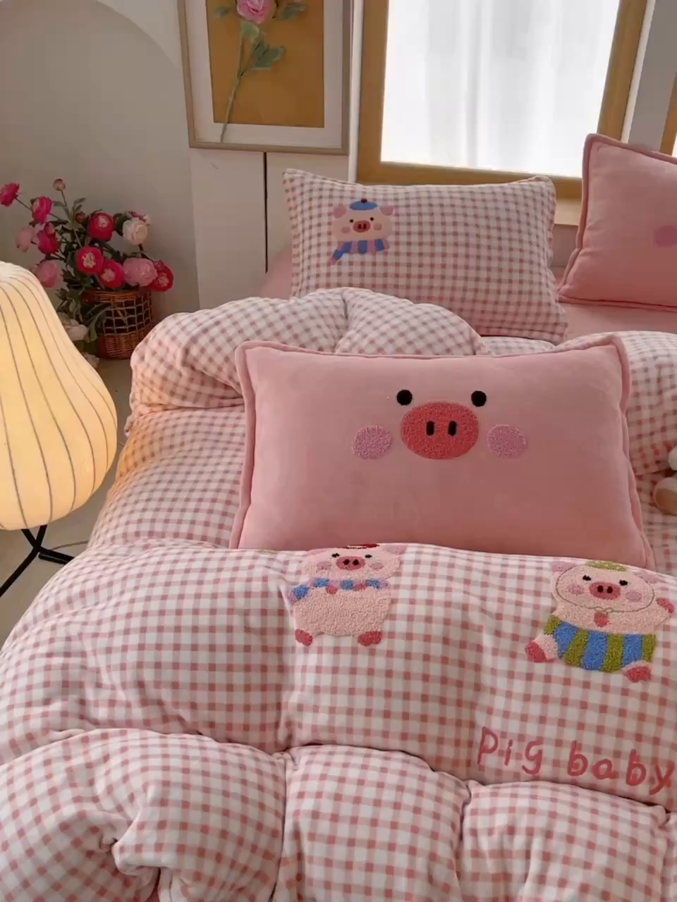 91家纺网 家纺一手货源 找家纺 炫拼家纺 2025新款高克重牛奶绒格子卡通毛巾绣加厚四件套-糖宝系列 糖宝-元气小猪