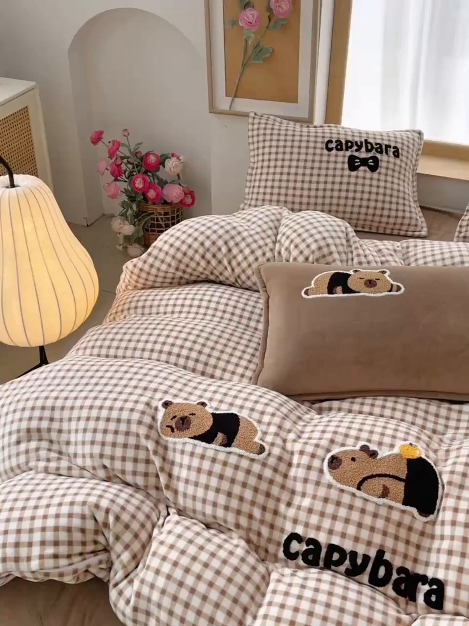 91家纺网 家纺一手货源 找家纺 （总）炫拼家纺 2025新款高克重牛奶绒格子卡通毛巾绣加厚四件套-糖宝系列