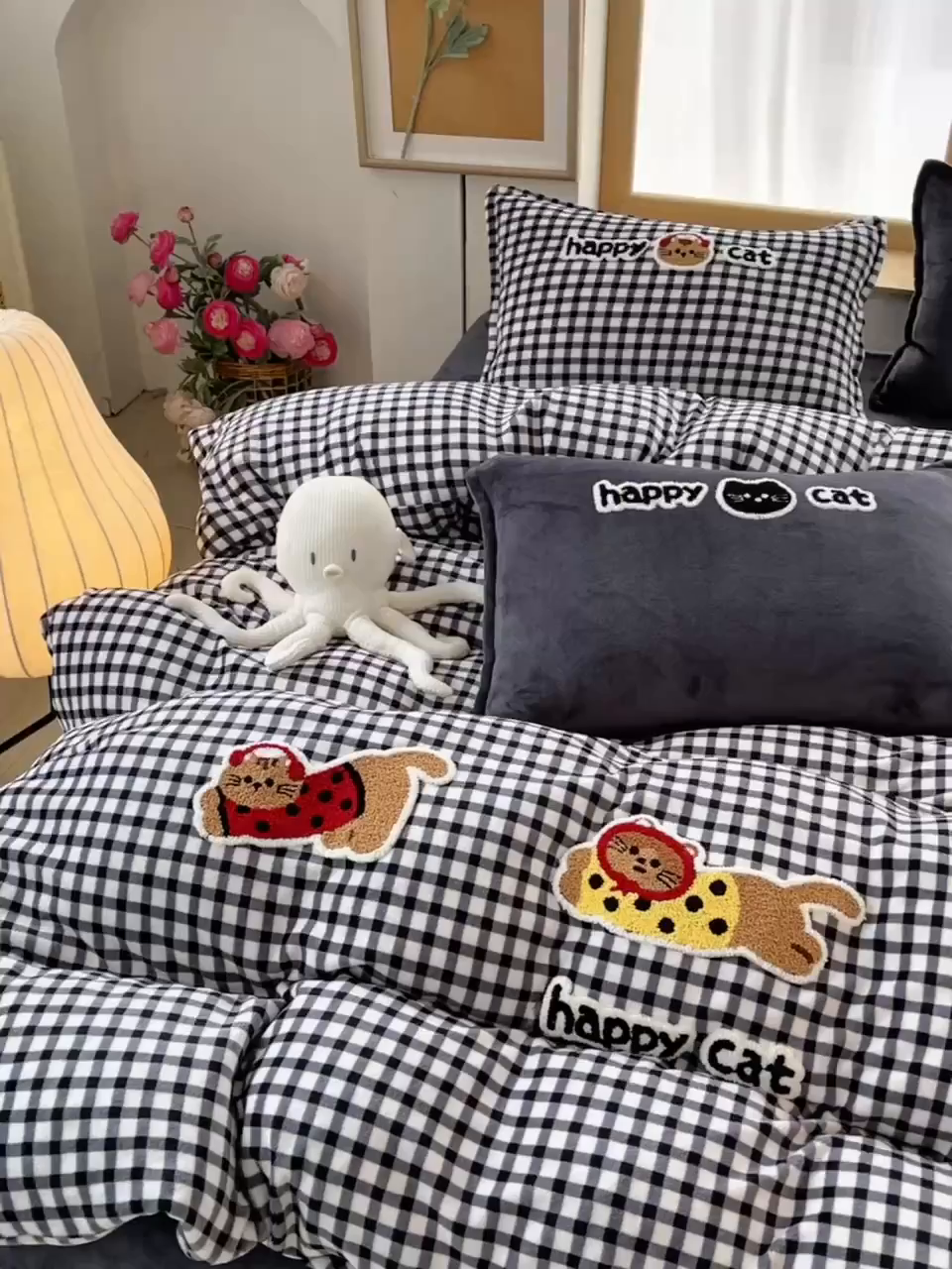 91家纺网 家纺一手货源 找家纺 炫拼家纺 2025新款高克重牛奶绒格子卡通毛巾绣加厚四件套-糖宝系列 糖宝-喵了个咪