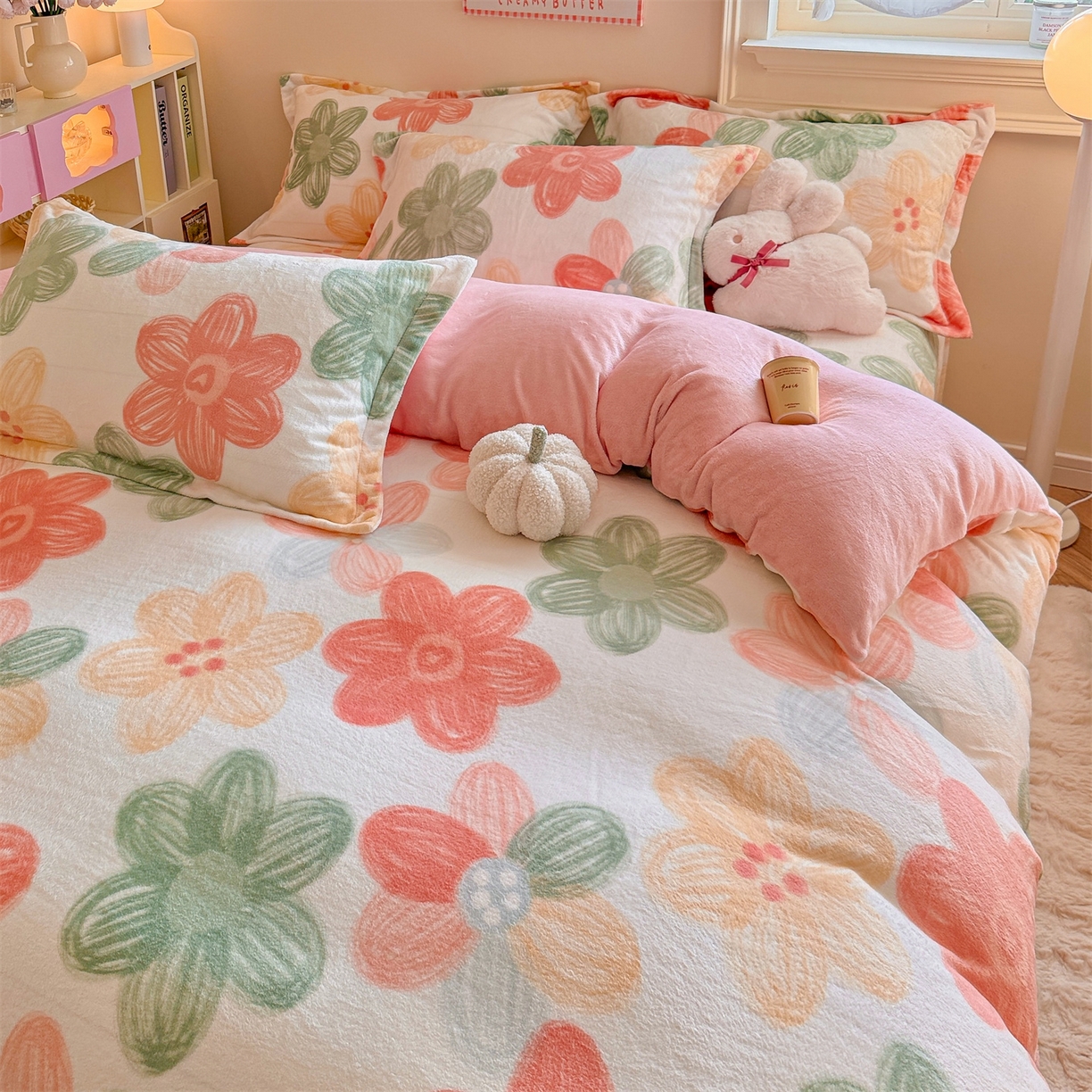 91家纺网 家纺一手货源 找家纺 名兮家居 2025新款卡通时尚风高克重印花牛奶绒四件套 倾城