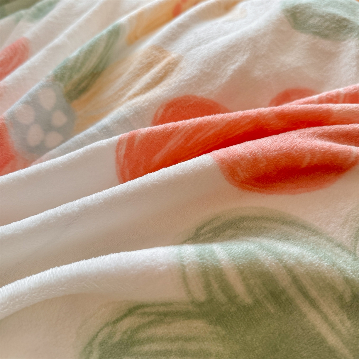 91家纺网 家纺一手货源 找家纺 名兮家居 2025新款卡通时尚风高克重印花牛奶绒四件套 倾城