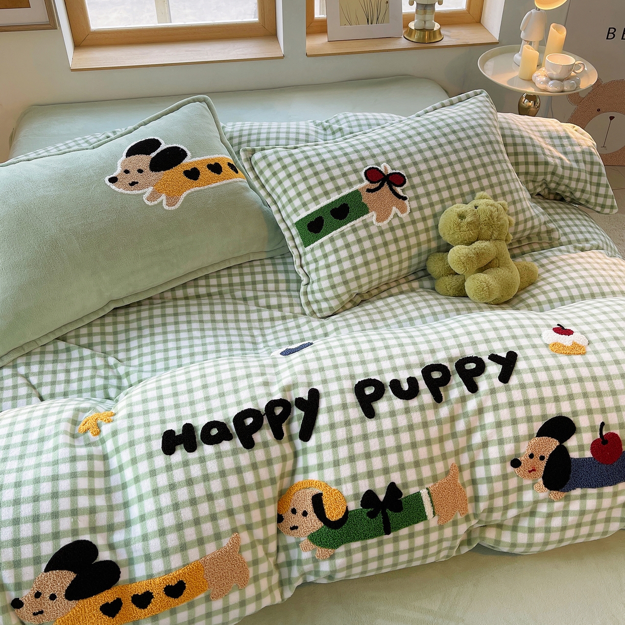 91家纺网 家纺一手货源 找家纺 炫拼家纺 2025新款高克重牛奶绒格子卡通毛巾绣加厚四件套-糖宝系列 糖宝-汪星日记