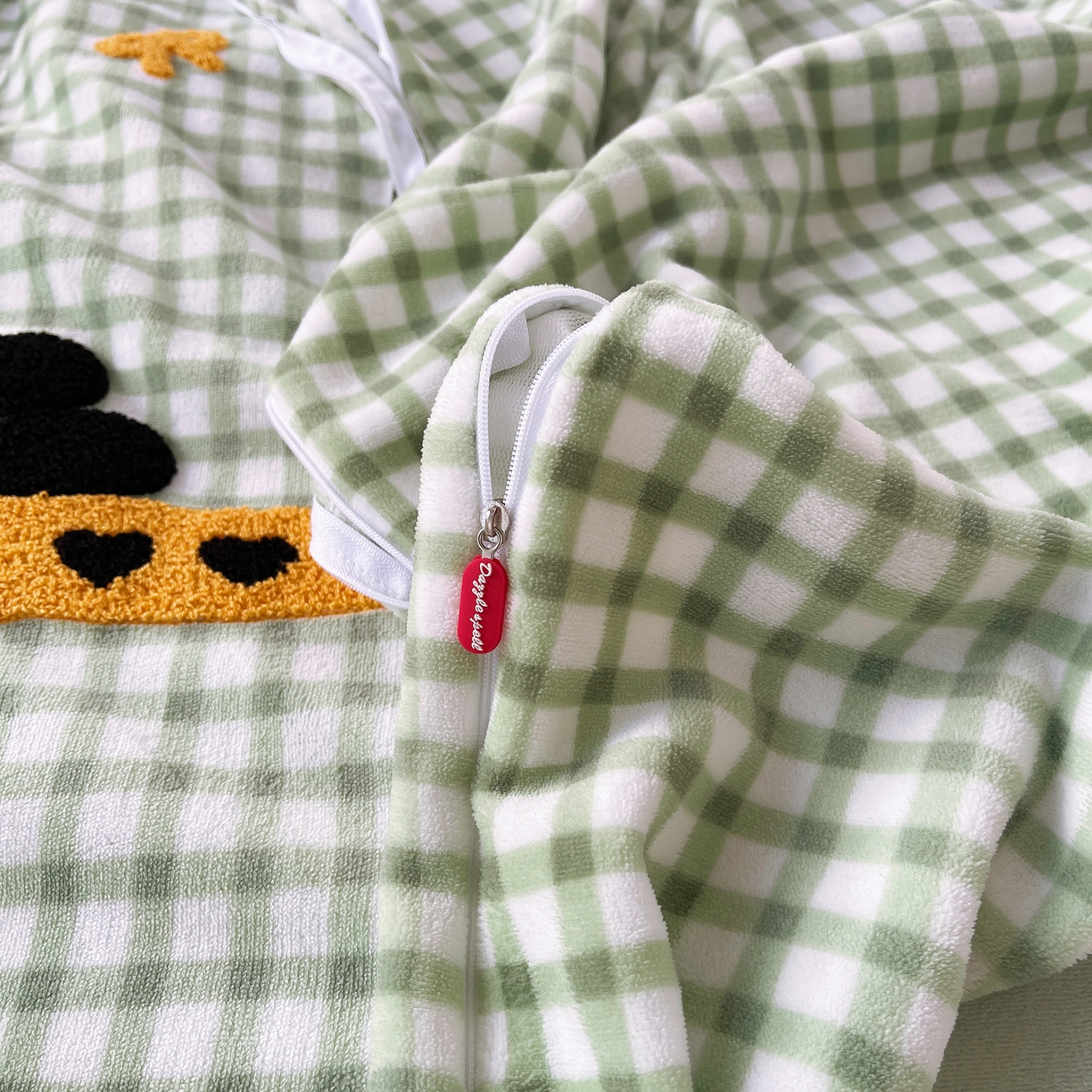 91家纺网 家纺一手货源 找家纺 炫拼家纺 2025新款高克重牛奶绒格子卡通毛巾绣加厚四件套-糖宝系列 糖宝-汪星日记