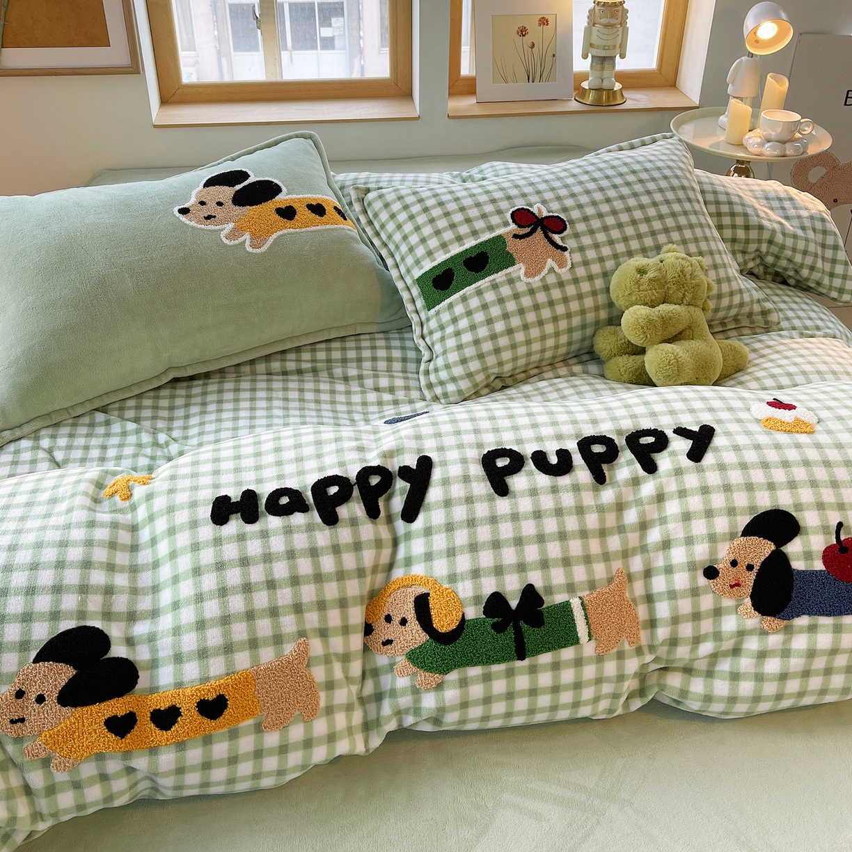 91家纺网 家纺一手货源 找家纺 炫拼家纺 2025新款高克重牛奶绒格子卡通毛巾绣加厚四件套-糖宝系列 糖宝-汪星日记