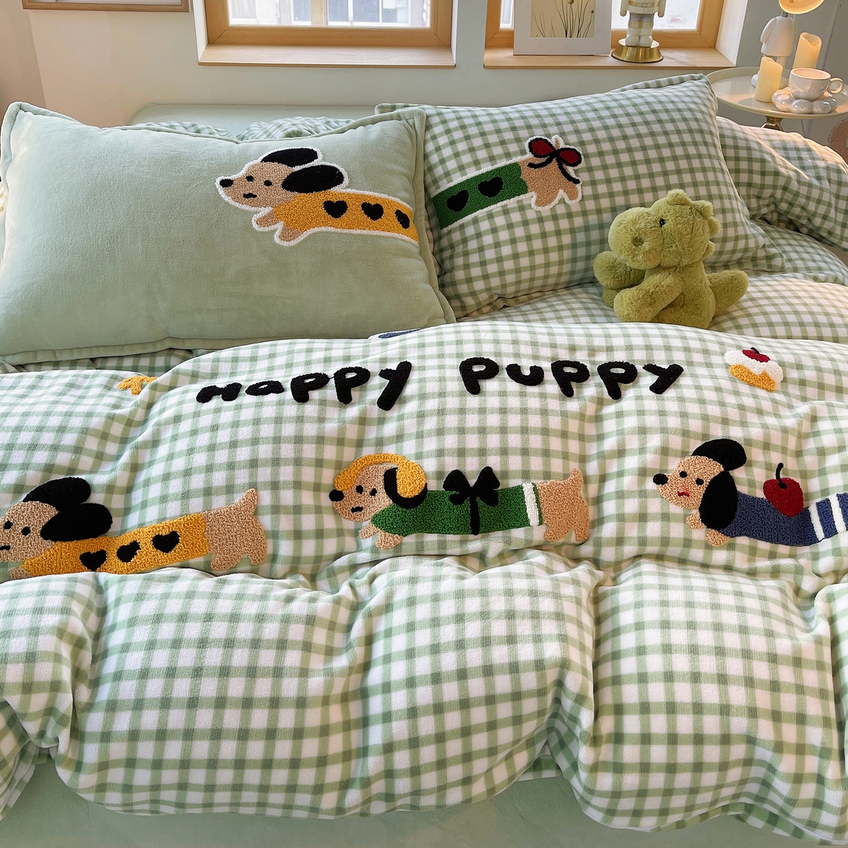 91家纺网 家纺一手货源 找家纺 炫拼家纺 2025新款高克重牛奶绒格子卡通毛巾绣加厚四件套-糖宝系列 糖宝-汪星日记