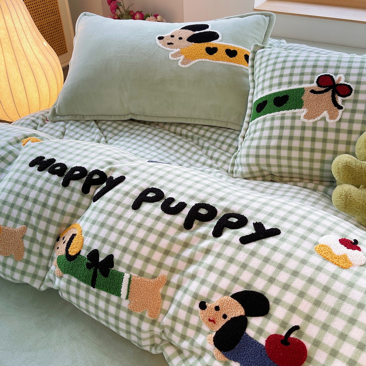 91家纺网 家纺一手货源 找家纺 炫拼家纺 2025新款高克重牛奶绒格子卡通毛巾绣加厚四件套-糖宝系列 糖宝-汪星日记