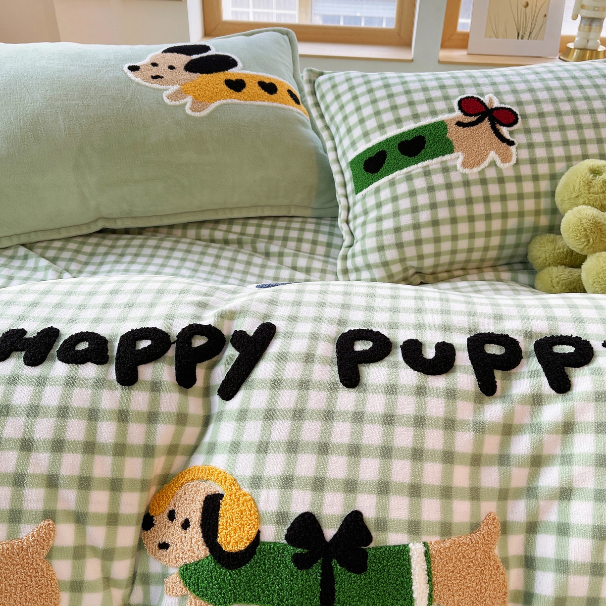 91家纺网 家纺一手货源 找家纺 炫拼家纺 2025新款高克重牛奶绒格子卡通毛巾绣加厚四件套-糖宝系列 糖宝-汪星日记