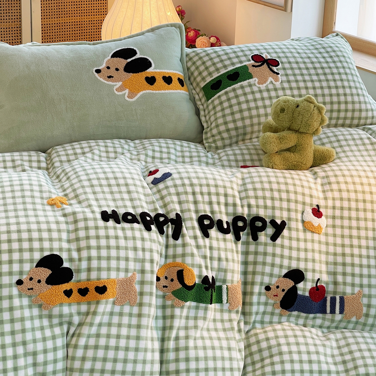 91家纺网 家纺一手货源 找家纺 炫拼家纺 2025新款高克重牛奶绒格子卡通毛巾绣加厚四件套-糖宝系列 糖宝-汪星日记