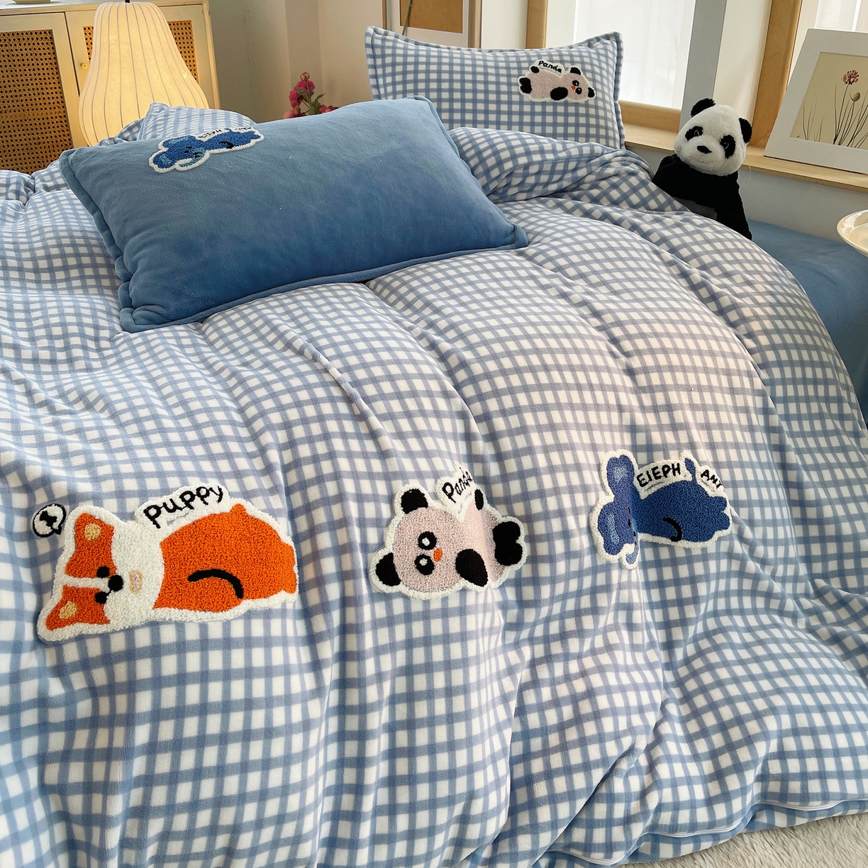 91家纺网 家纺一手货源 找家纺 炫拼家纺 2025新款高克重牛奶绒格子卡通毛巾绣加厚四件套-糖宝系列 糖宝-星球萌宠