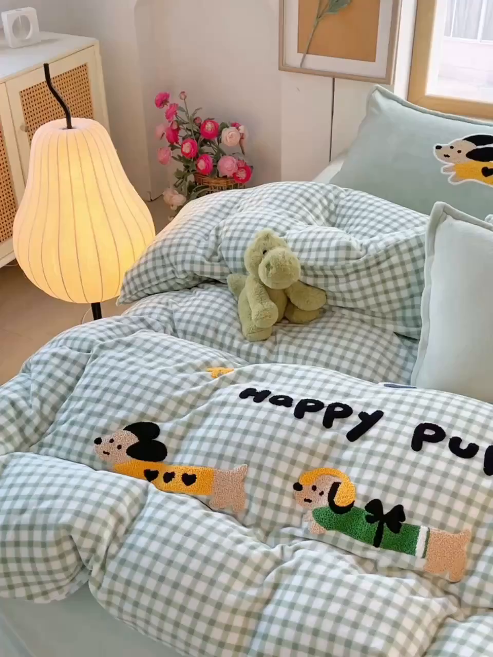 91家纺网 家纺一手货源 找家纺 炫拼家纺 2025新款高克重牛奶绒格子卡通毛巾绣加厚四件套-糖宝系列 糖宝-汪星日记