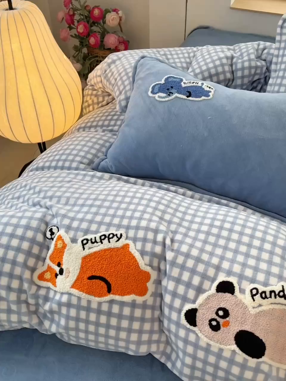 91家纺网 家纺一手货源 找家纺 炫拼家纺 2025新款高克重牛奶绒格子卡通毛巾绣加厚四件套-糖宝系列 糖宝-星球萌宠