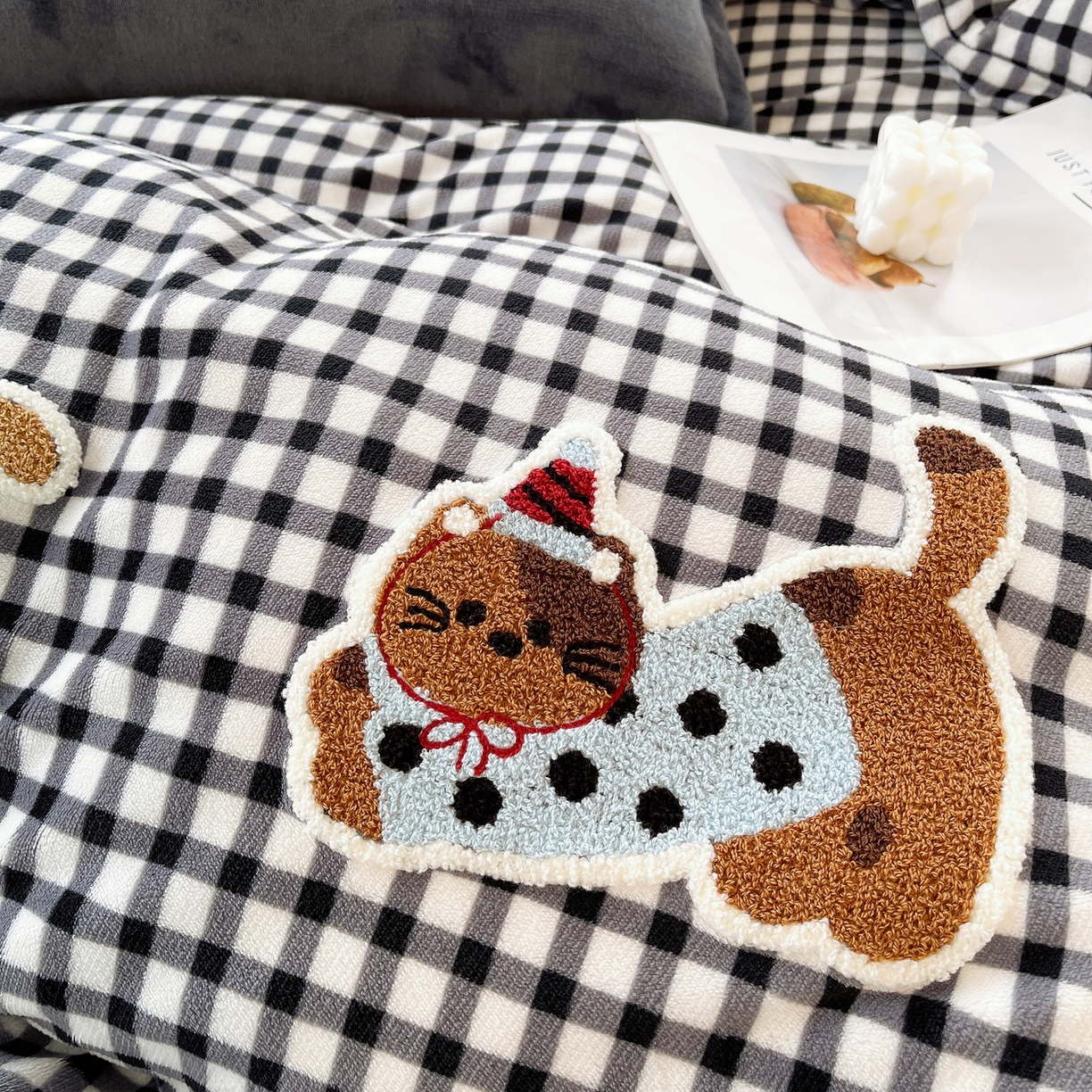 91家纺网 家纺一手货源 找家纺 炫拼家纺 2025新款高克重牛奶绒格子卡通毛巾绣加厚四件套-糖宝系列 糖宝-喵了个咪