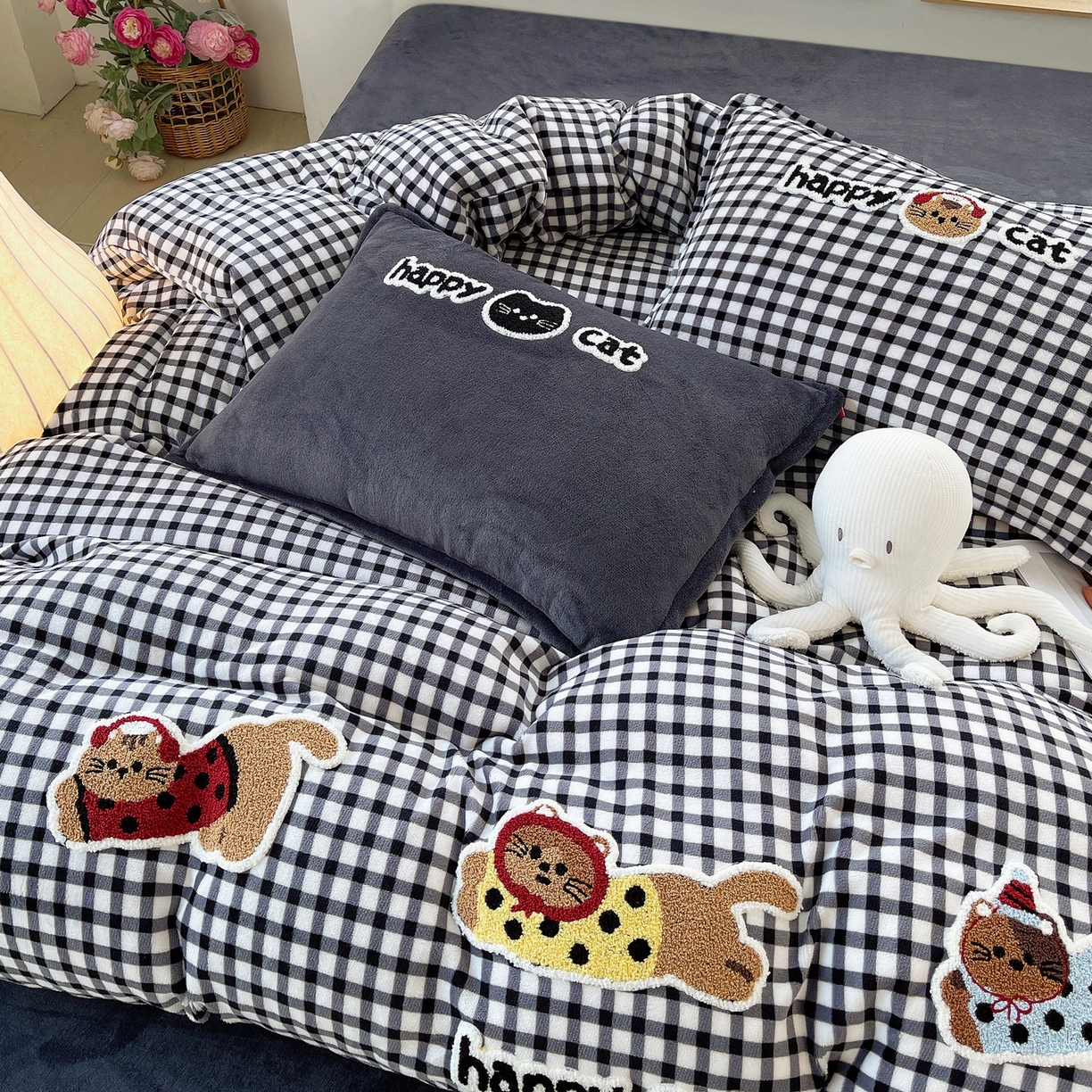 91家纺网 家纺一手货源 找家纺 炫拼家纺 2025新款高克重牛奶绒格子卡通毛巾绣加厚四件套-糖宝系列 糖宝-喵了个咪