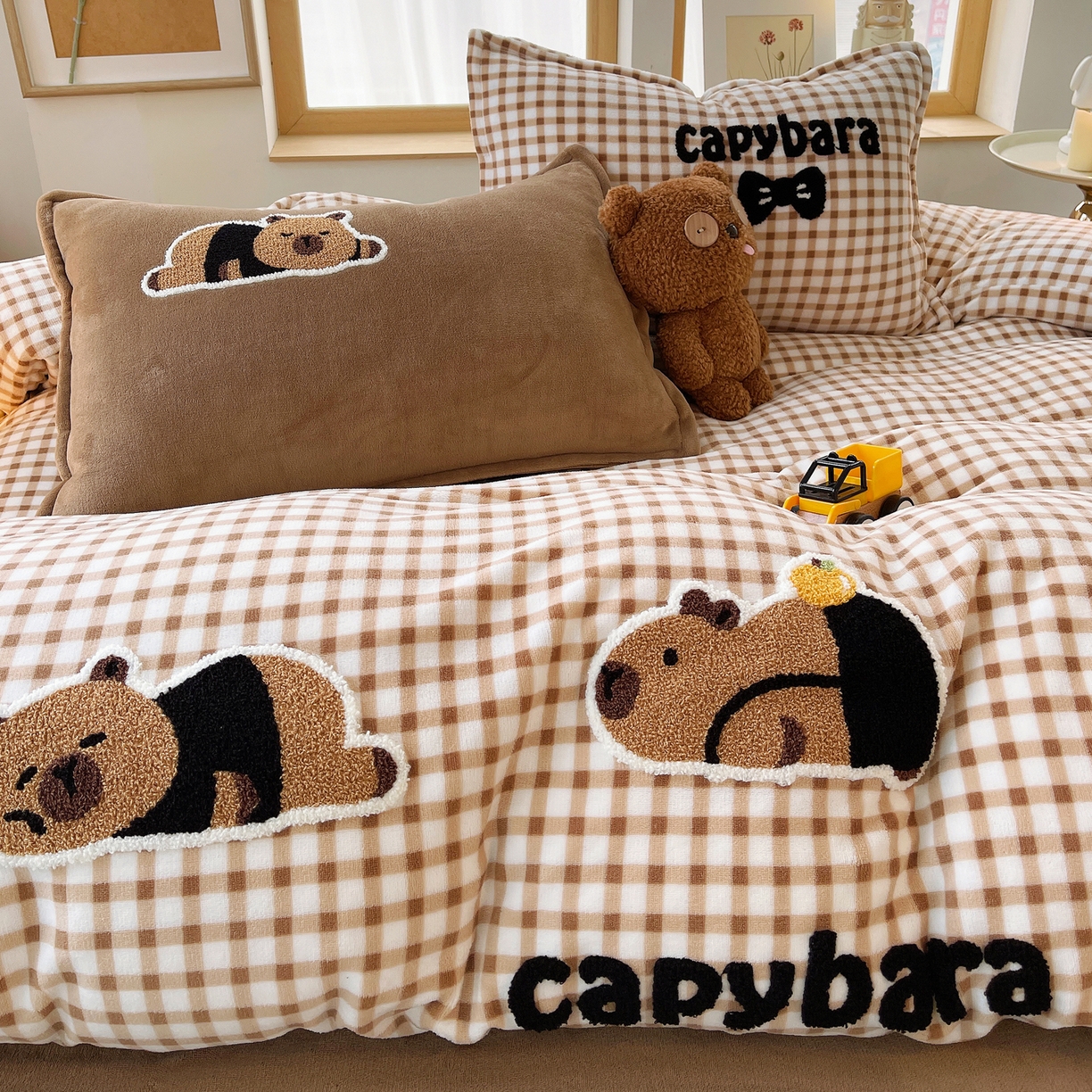 91家纺网 家纺一手货源 找家纺 （总）炫拼家纺 2025新款高克重牛奶绒格子卡通毛巾绣加厚四件套-糖宝系列