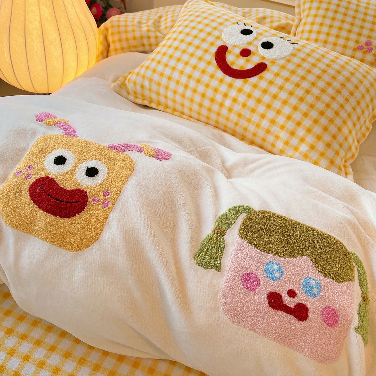 91家纺网 家纺一手货源 找家纺 炫拼家纺 2025新款高克重牛奶绒格子卡通毛巾绣加厚四件套-糖宝系列 糖宝-甜豆女孩