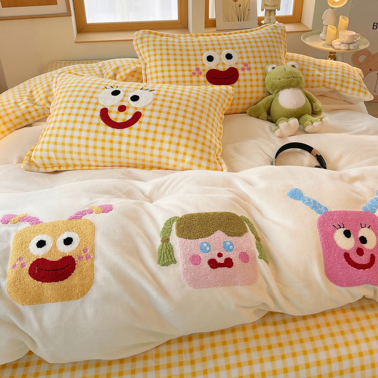 91家纺网 家纺一手货源 找家纺 炫拼家纺 2025新款高克重牛奶绒格子卡通毛巾绣加厚四件套-糖宝系列 糖宝-甜豆女孩