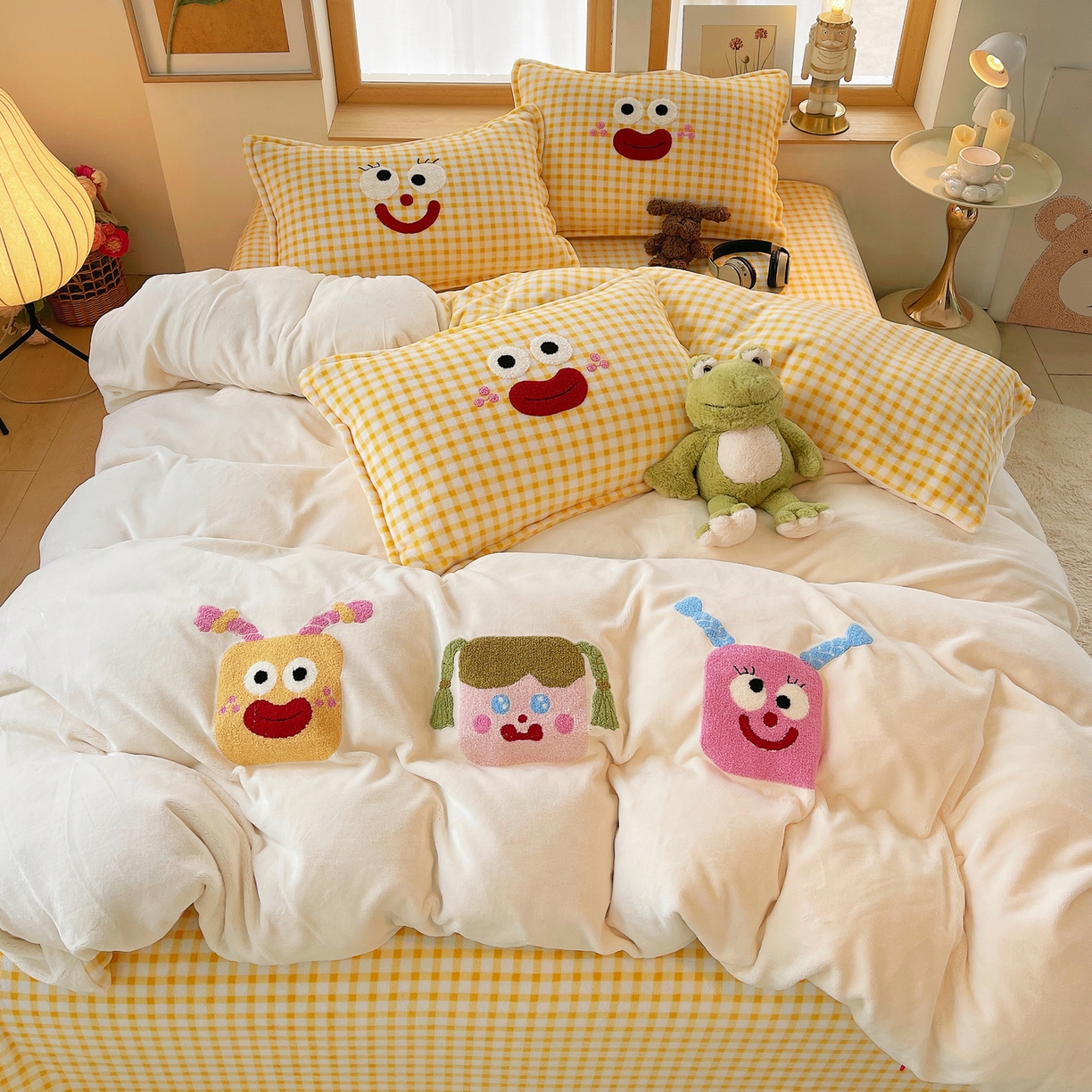 91家纺网 家纺一手货源 找家纺 炫拼家纺 2025新款高克重牛奶绒格子卡通毛巾绣加厚四件套-糖宝系列 糖宝-甜豆女孩