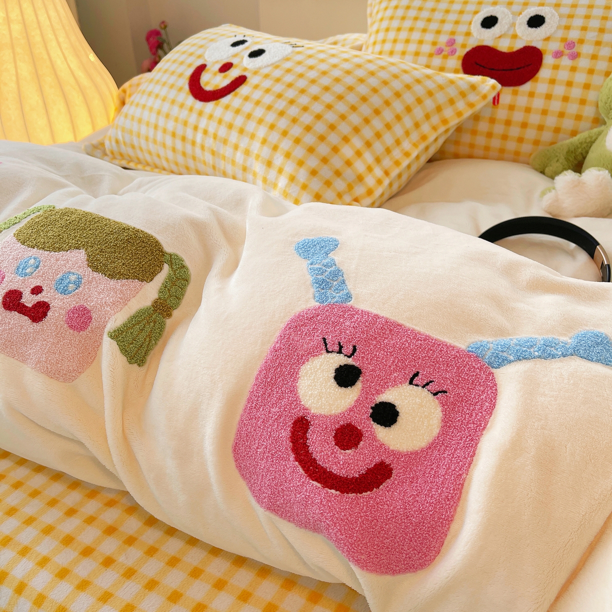 91家纺网 家纺一手货源 找家纺 炫拼家纺 2025新款高克重牛奶绒格子卡通毛巾绣加厚四件套-糖宝系列 糖宝-甜豆女孩