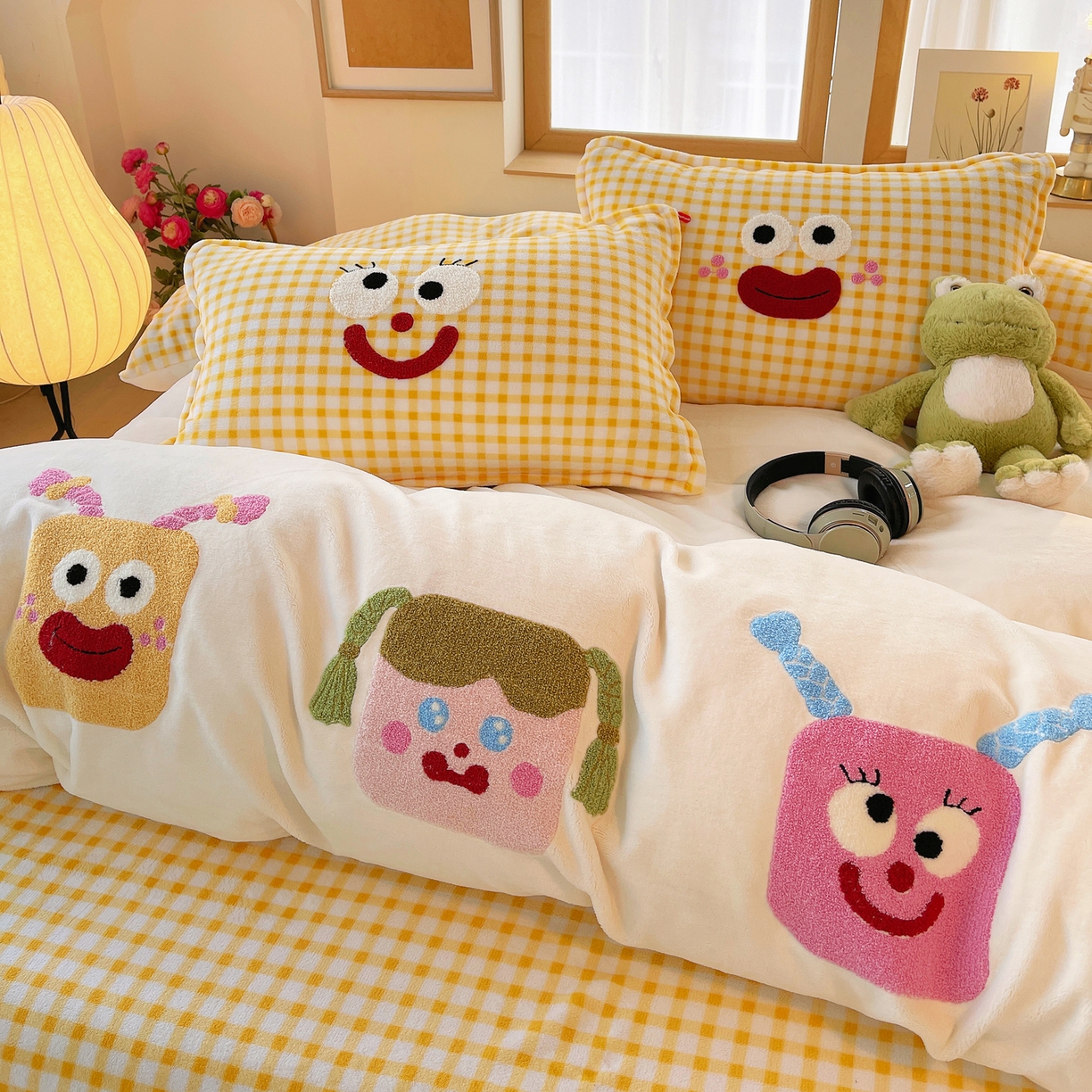 91家纺网 家纺一手货源 找家纺 炫拼家纺 2025新款高克重牛奶绒格子卡通毛巾绣加厚四件套-糖宝系列 糖宝-甜豆女孩